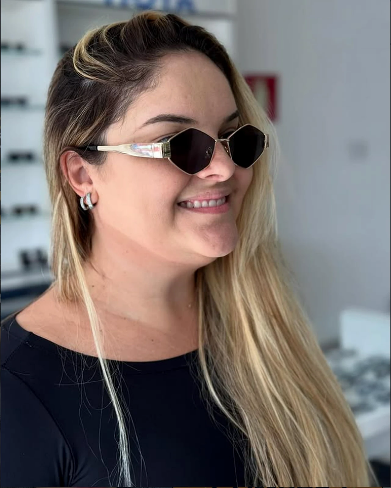 Cliente usando óculos da Ótica Belo Visual