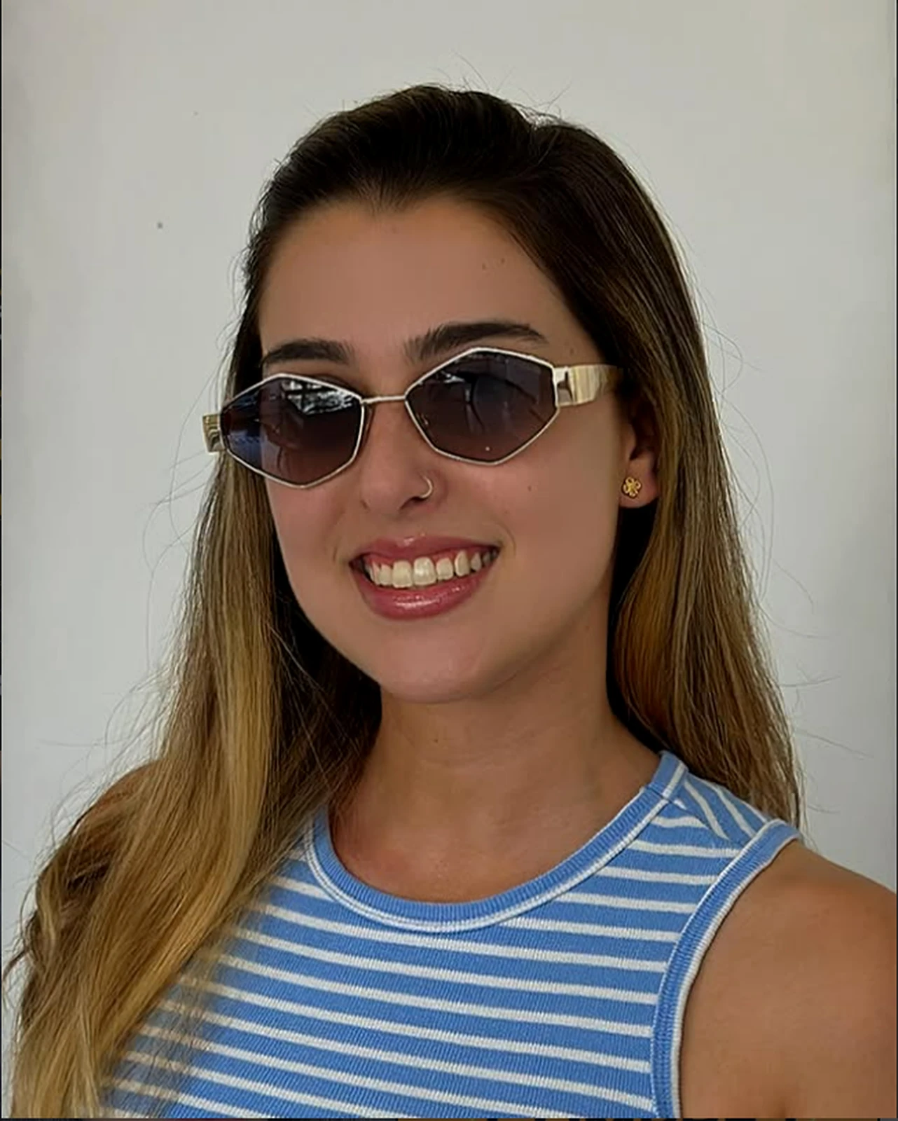 Mulher usando óculos solar